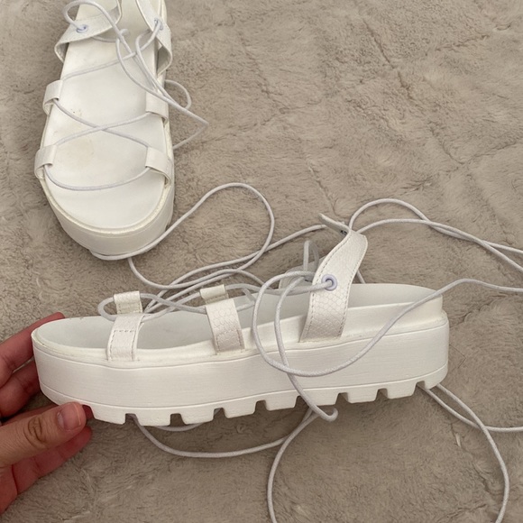 White Strap-up platform sandals - Picture 2 of 5